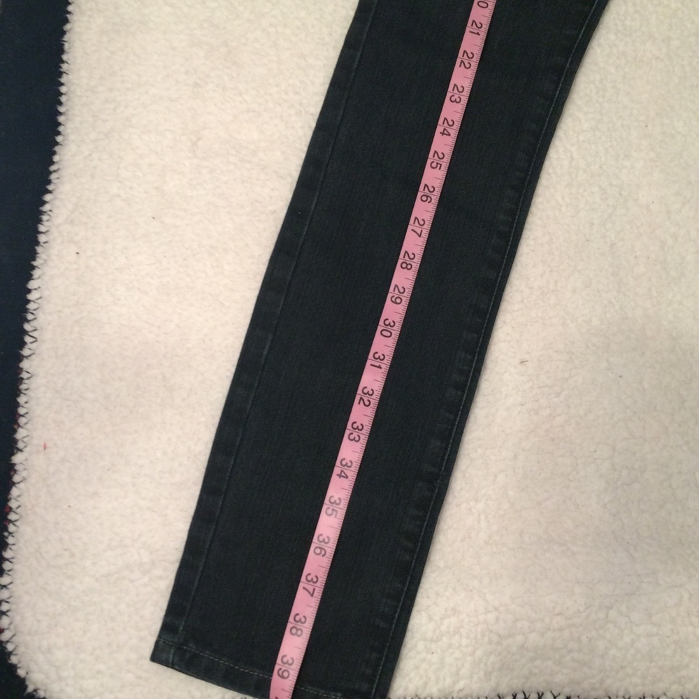 GUESS - Picture 5 of 6